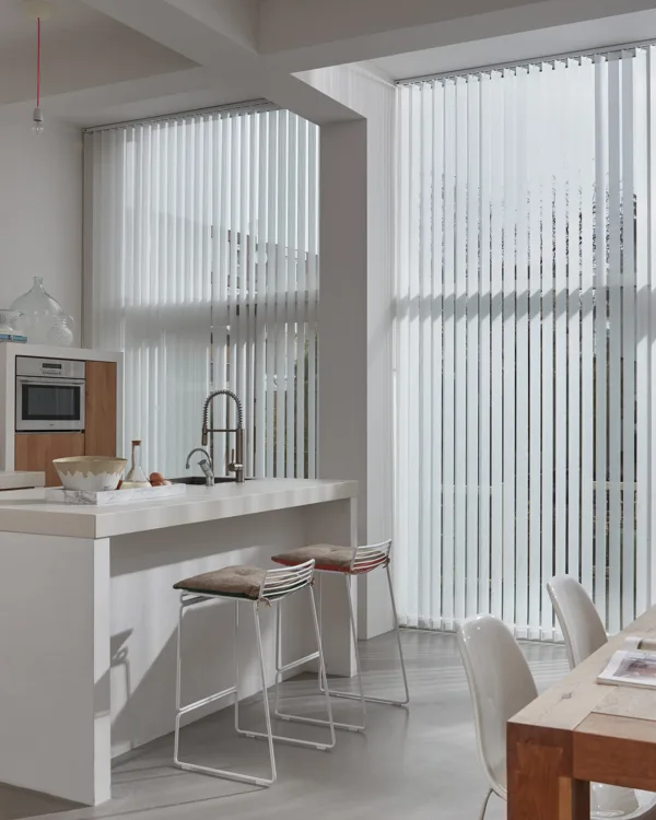 Verticale witte lamellen van Luxaflex