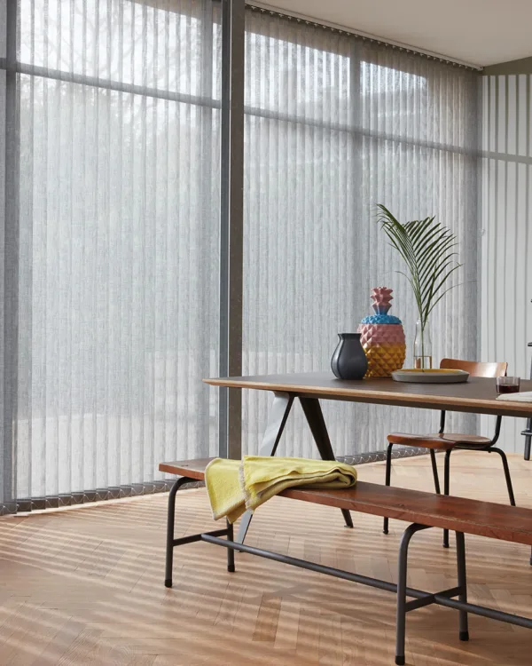 Lichtgrijze Luxaflex lamellen voor hoge ramen