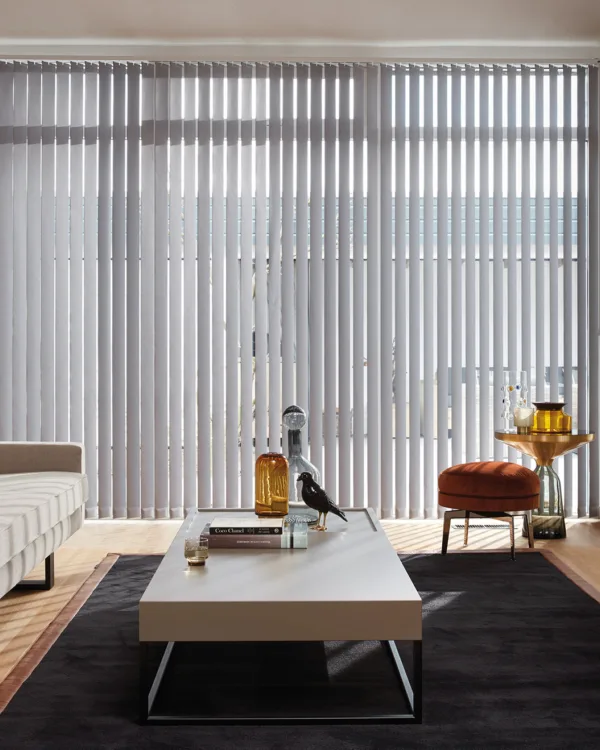 Lichtgrijze lamellen voor hoge ramen in de woonkamer