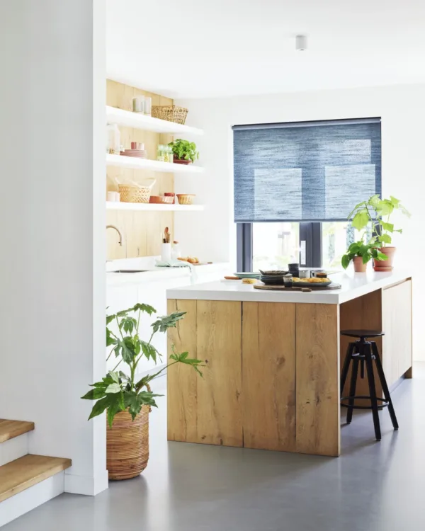 Blauw rolgordijn van Bece in de keuken