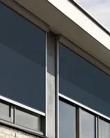 Screens met zwart doek voor brede ramen