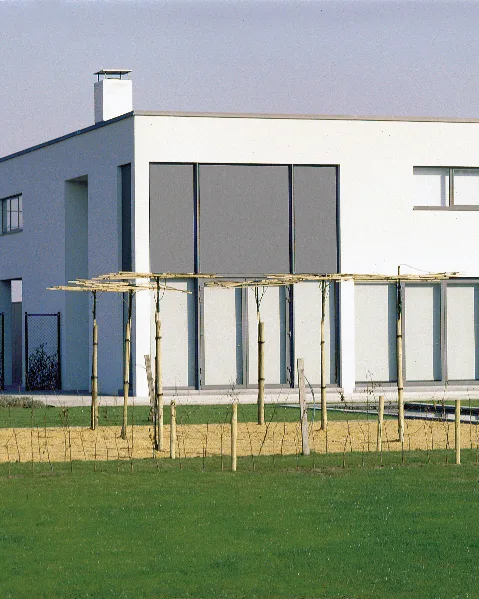 Modern huis met veel ramen en praktische screens buitenzonwering