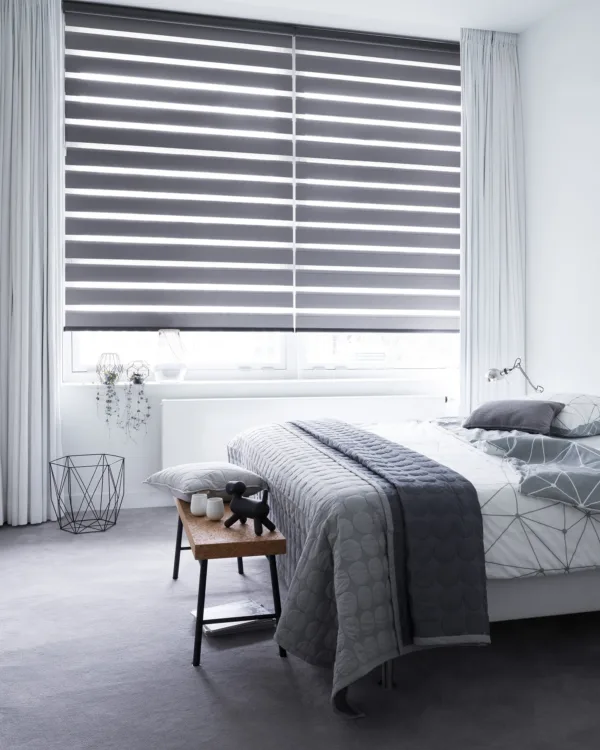 Grijs duo rolgordijn van Bece in de slaapkamer