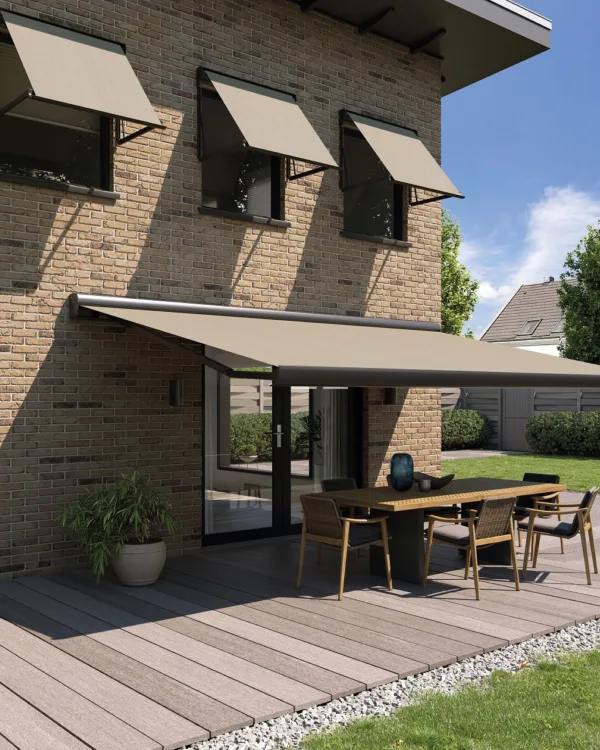 huis met terraszonwering, knikarmscherm in beige