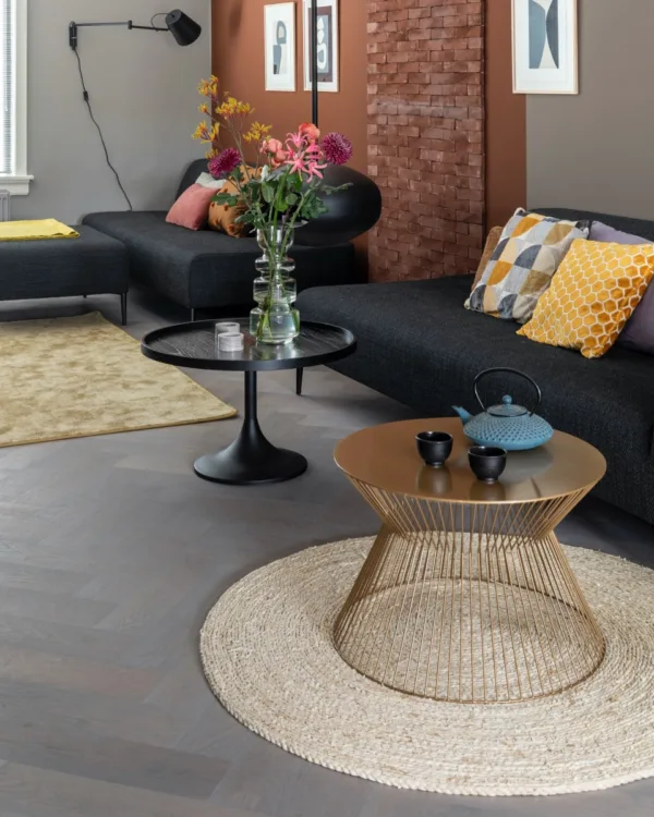 Donkere pvc visgraatvloer