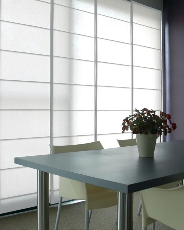 Paneelgordijnen op maat in de eetkamer