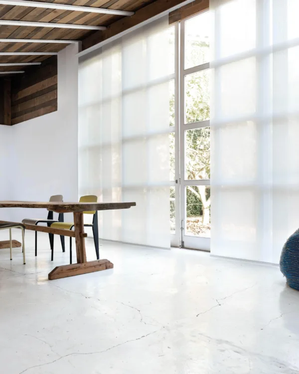 Paneelgordijnen op maat in de woonkamer