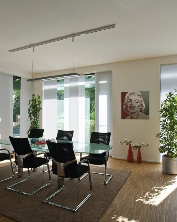 Paneelgordijnen op maat in de eetkamer