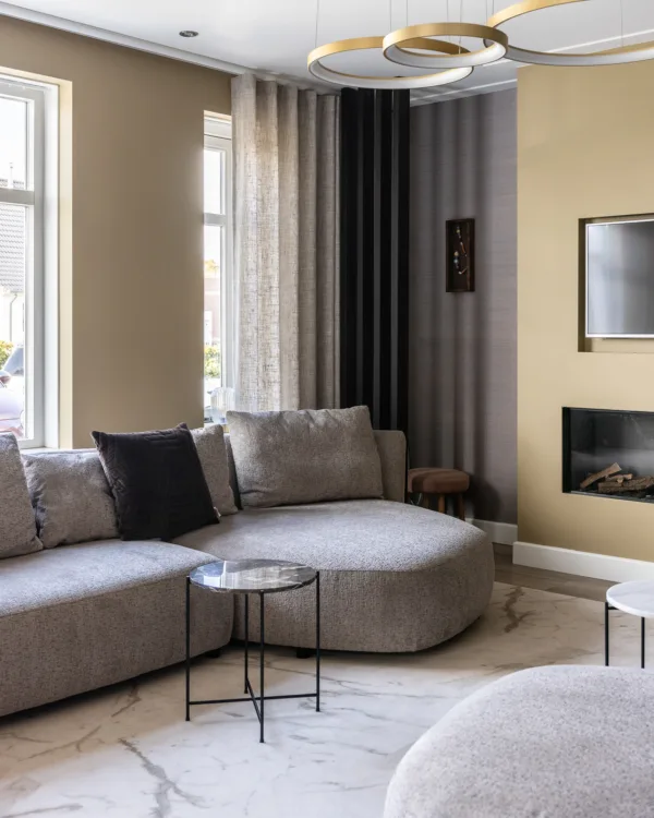 Grijze en beige tinten in de woonkamer met inbetweens