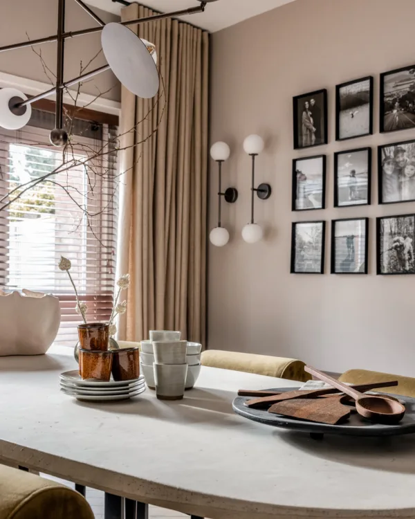 Gordijnen op maat gecombineerd met raamdecoratie voor een sfeervol interieur