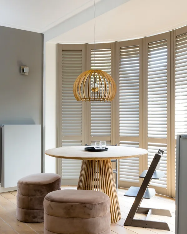 Eiken houten shutters in een woonkamer in Osdorp