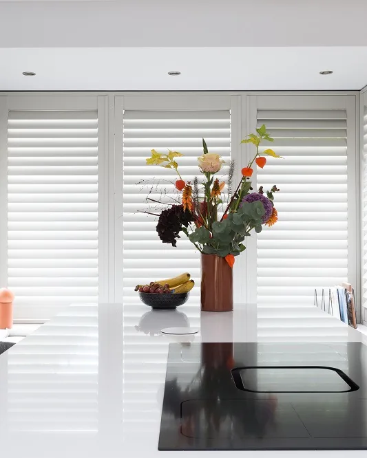 Witte houten shutters in de keuken