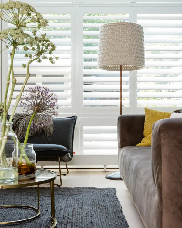 Witte houten shutters in de woonkamer