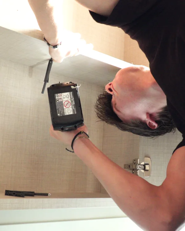 Detail montage van een kast op maat