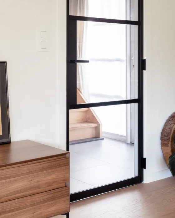 Metalen deur in de woonkamer