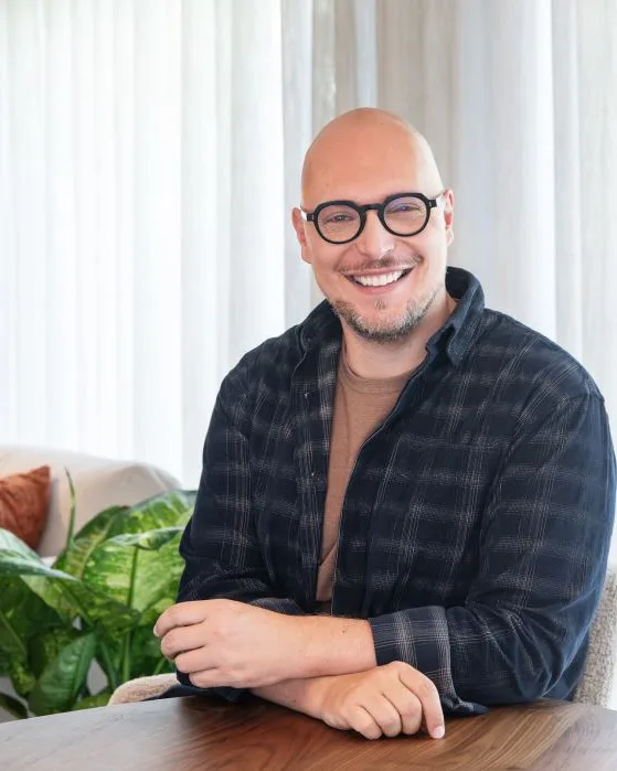 Portretfoto van Bart Appeltans aan ovale tafel