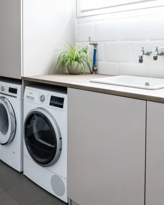 Licht grijze wasmachine kast op maat