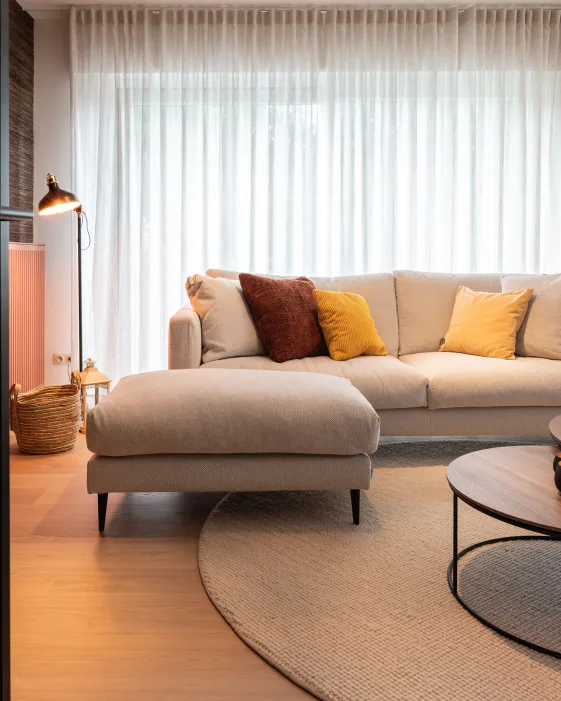 Parketvloer met vloerkleed en inbetweens in de woonkamer