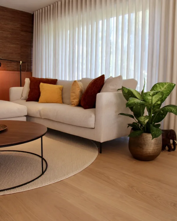 Parketvloer met vloerkleed en inbetweens in de woonkamer