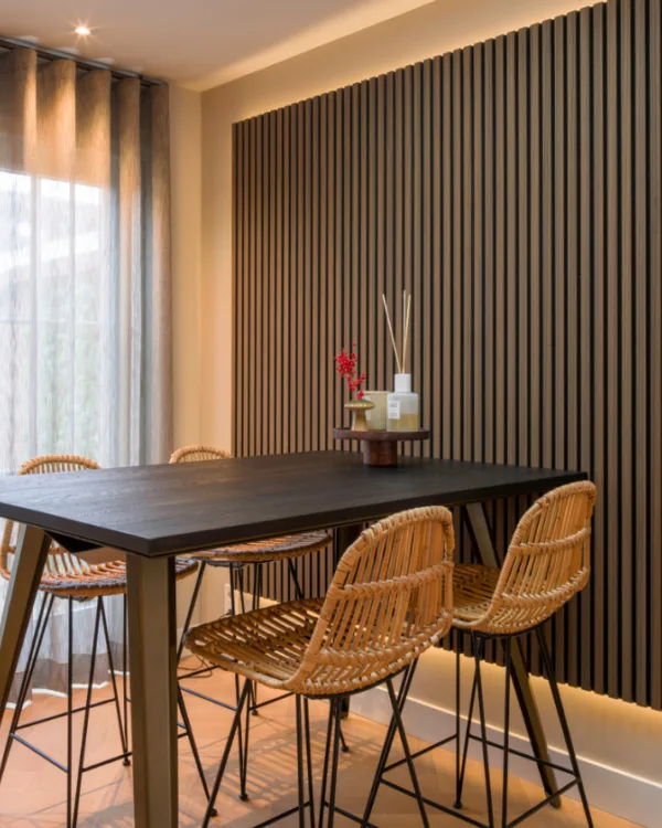 Gezellige leefruimte met bistrotafel, subtiele wandpanelen en zachte verlichting