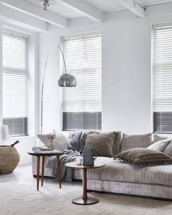 Houten jaloezien bece grijs wit woonkamer liggend