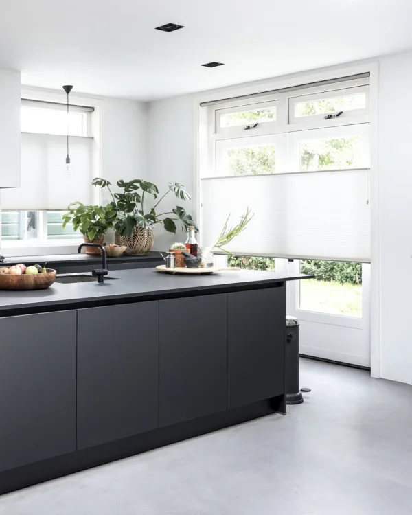 Duettes bece grijs woonkamer