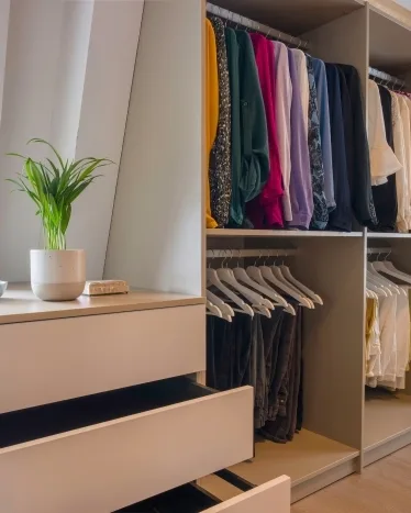 Detail inloopkast combinatie van hangplek en dressoir met diepe lades