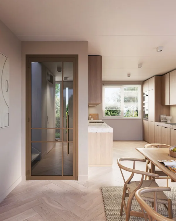Metalen deur tussen woning en gang met rookglas