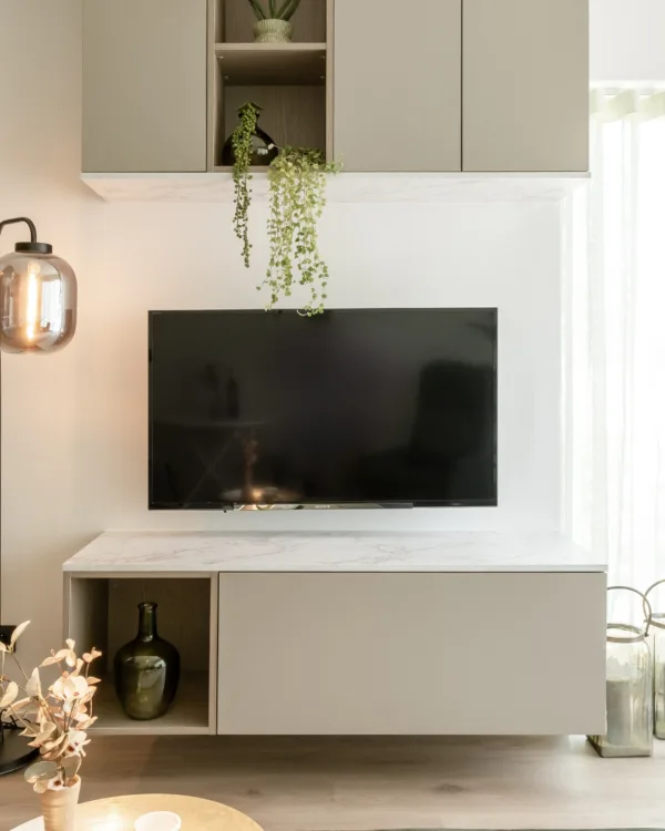 Tv-kast op maat met marmer look in de woonkamer