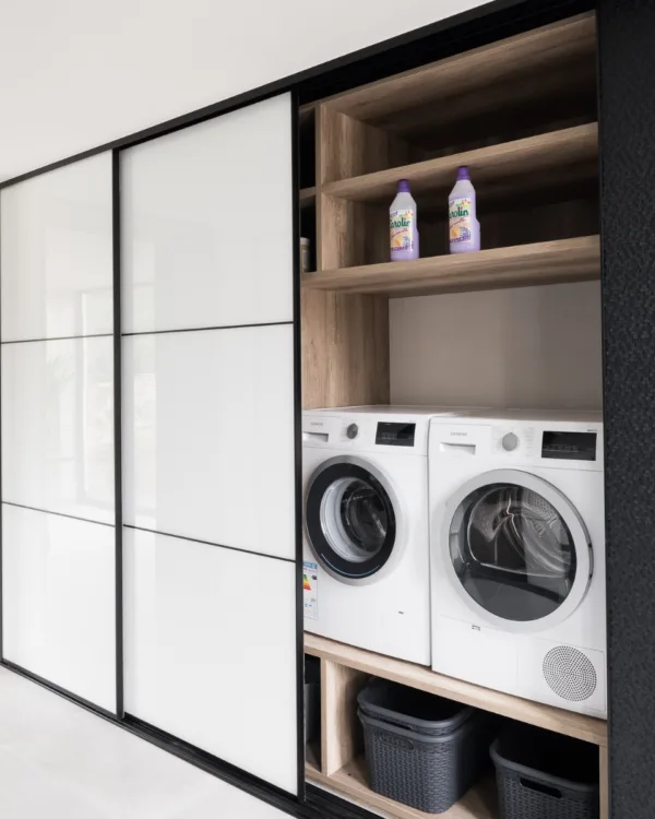 Zwarte wasmachinekast op maat met melkglas schuifdeuren