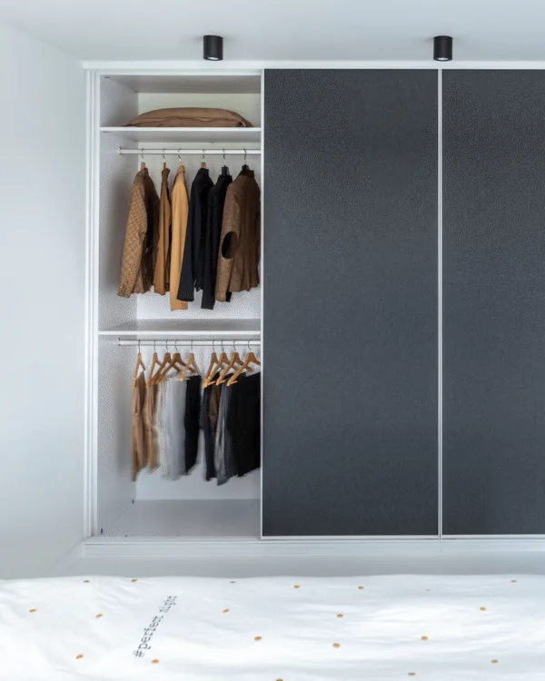 Witte kledingkast op maat met zwarte schuifdeuren