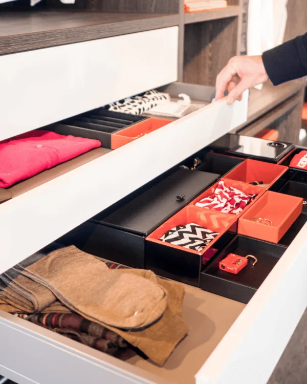 Kast op maat detail: lades met vakindeling, kleding en accessoires. | Aanhuis.be
