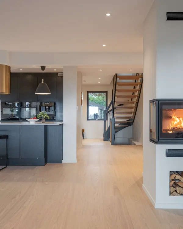 Moderne keuken met lichte Woodura-parketvloer en veel daglicht