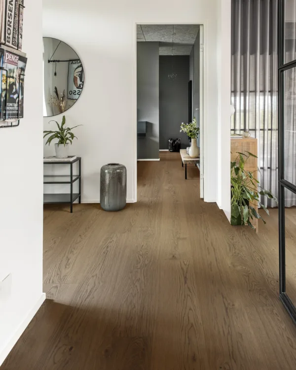 Intérieur industriel avec porte métallique et sol en bois foncé Woodura