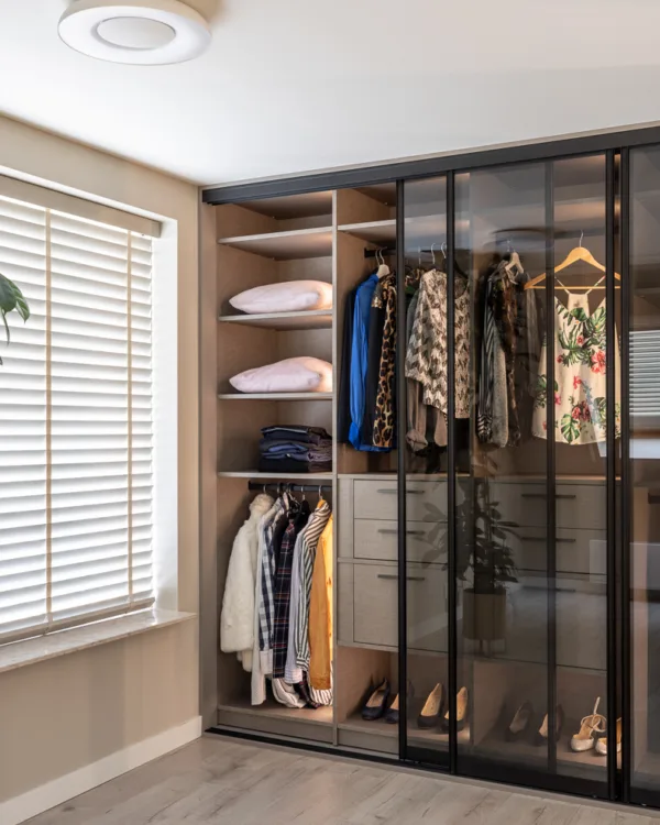 Met een inloopkast met glazen deuren heb je zicht op je kleding