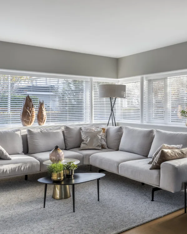 Zonnelux Raamdecoratie: lichte jaloezieën voor een luxe uitstraling in de woonkamer