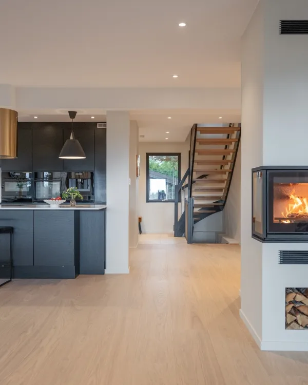 Cuisine moderne avec parquet Woodura clair et beaucoup de lumière naturelle