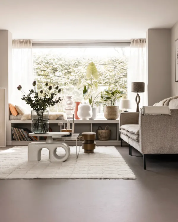 Woonkamer met donkergrijze marmoleum vloer en moderne bank