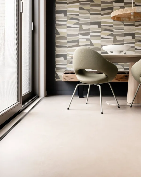 Moderne keuken met gietvloer betonlook en behangpapier met patroon