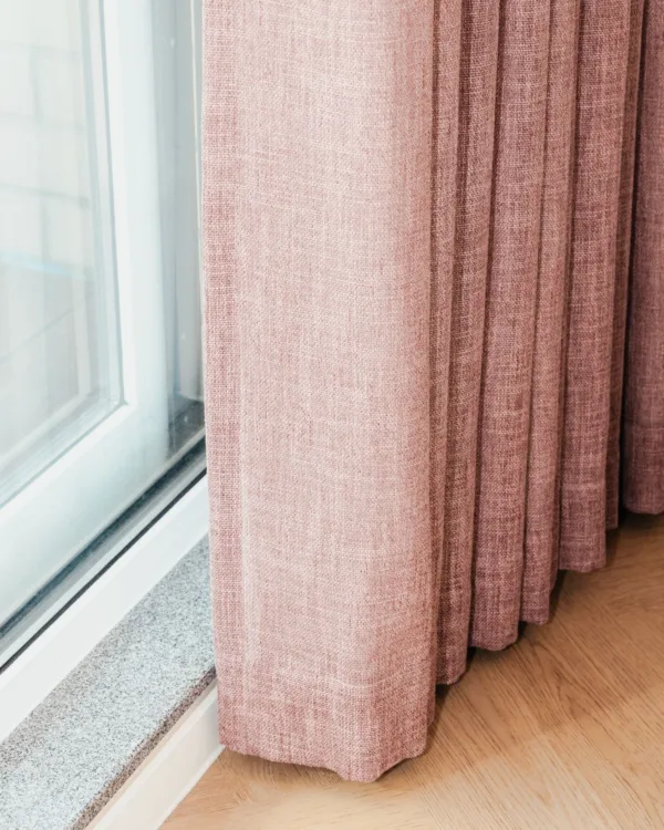 Licht roze overgordijnen met lichten eiken pvc visgraat vloer
