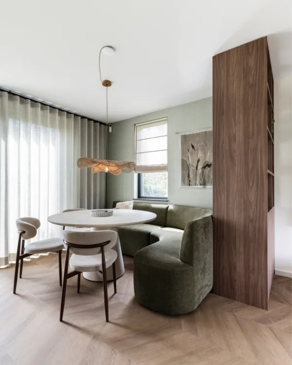 Eethoek met ronde tafel en kamerhoge wavegordijnen