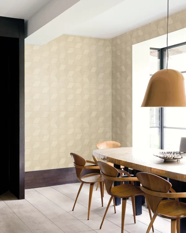 Eetkamer met 8persoons tafel, huten vloer, licht structuurbehang op de muur.