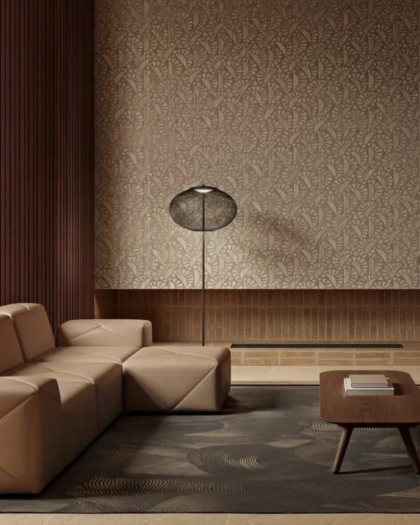 Woonkamer met behangpapier en wandbekleding in warme tinten, leren bank en vloerkleed.