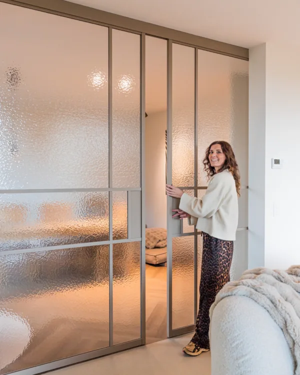 Metalen schuifdeuren met figuurglas