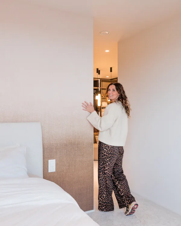 Masureel behang in rustige kleuren voor een serene slaapkamer