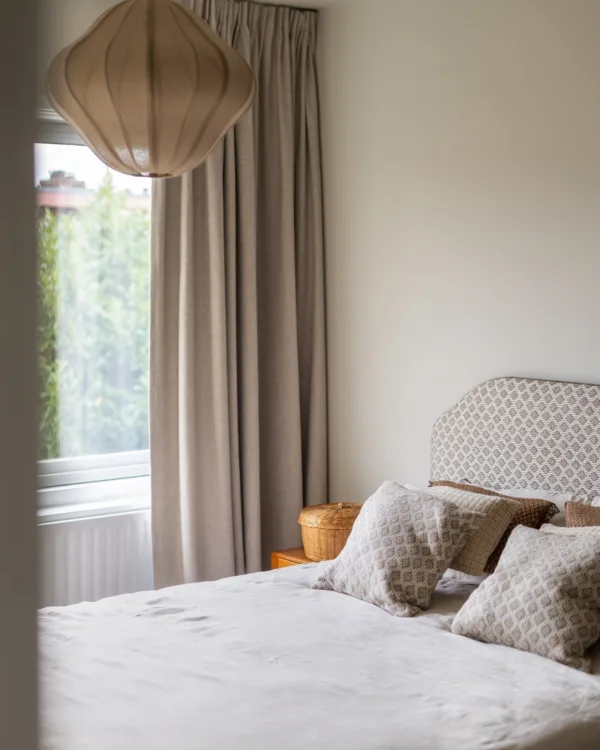 Beige gordijnen in japandi slaapkamer