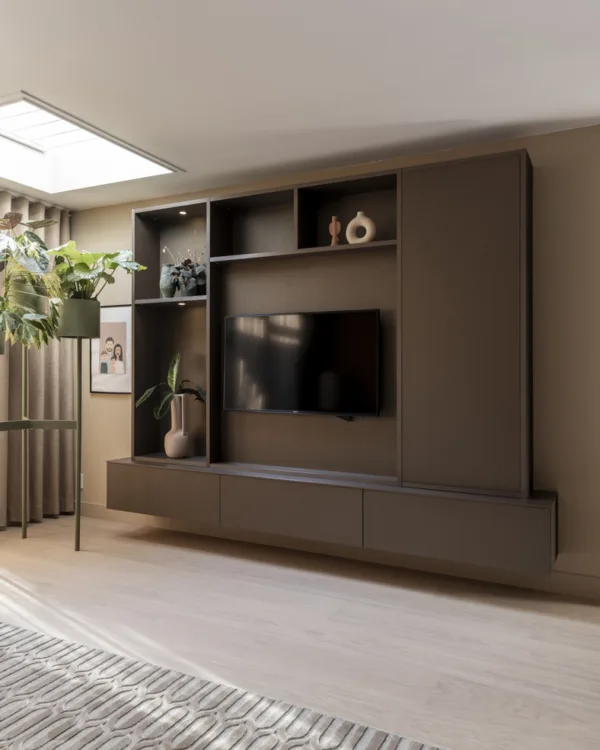 Woonkamer met kast op maat met open vakken en geïntegreerde tv