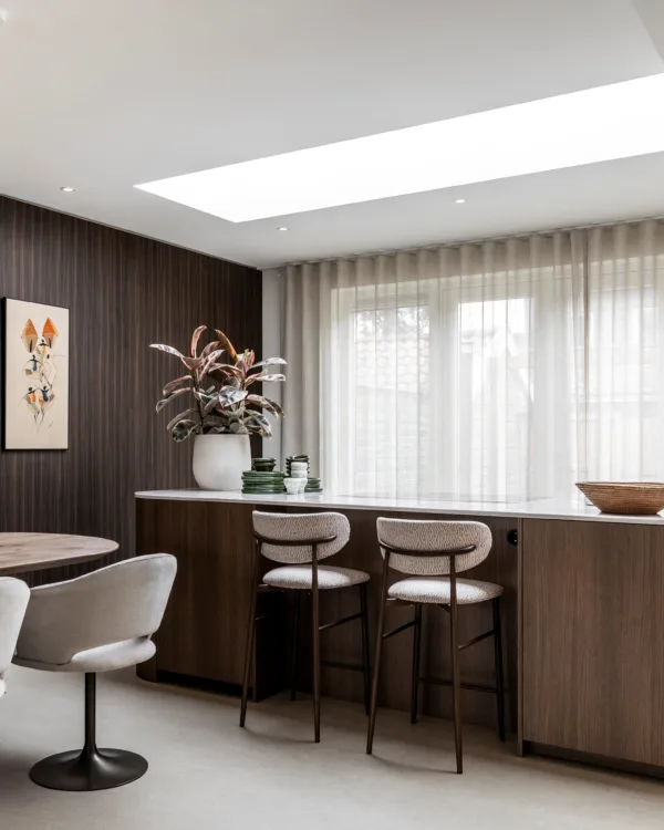 Eetkamer in de stijl Modern Strak met wavegordijnen
