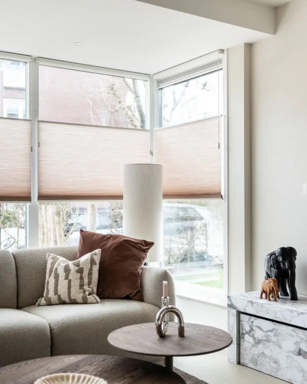 Dupligordijnen in de kleur Blush Pink uit de Aanhuis-collectie in de living