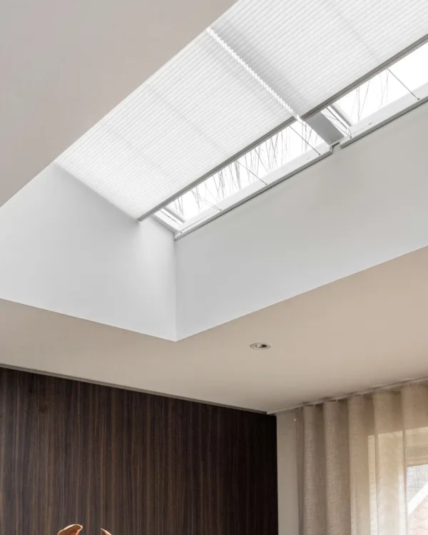 Lichtraam met dupligordijnen uit de Aanhuis-collectie in de kleur Soft White